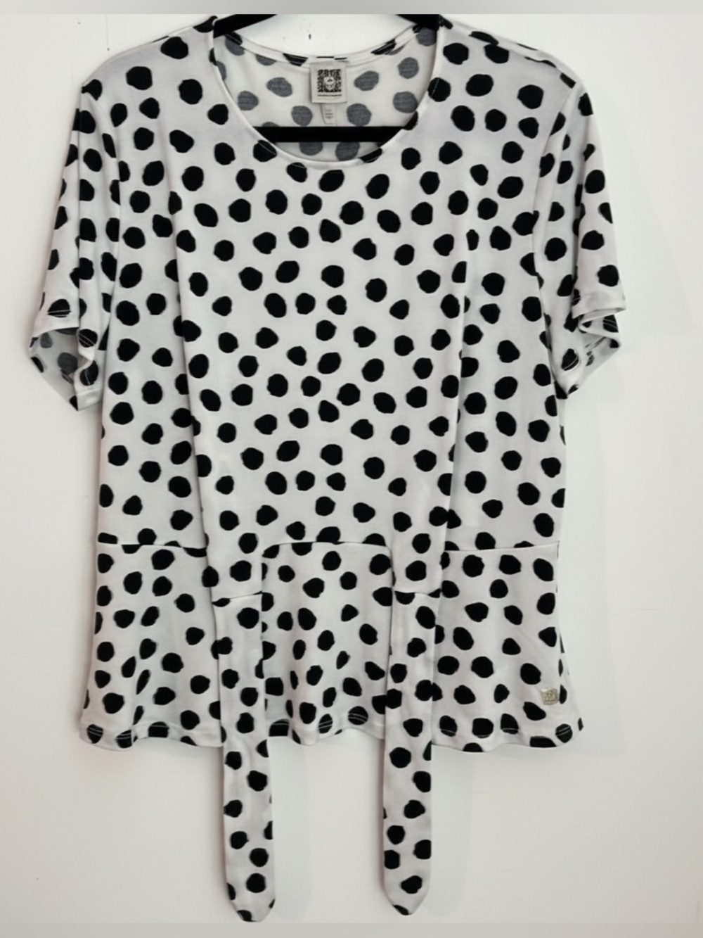 Anne Klein, Womenโs Top White Base With Large Black Polkadots Ties In Front XL